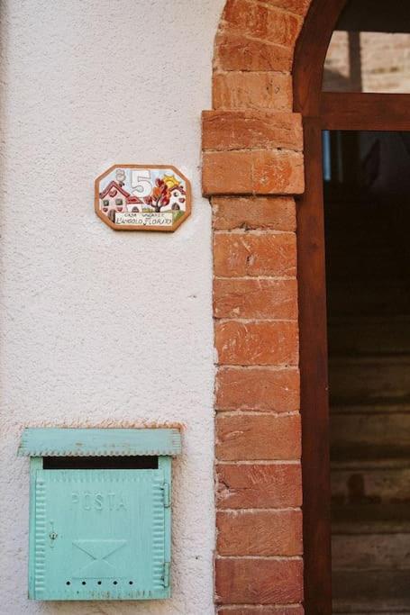 Casa Vacanze L'Angolo Fiorito Bettolle Extérieur photo