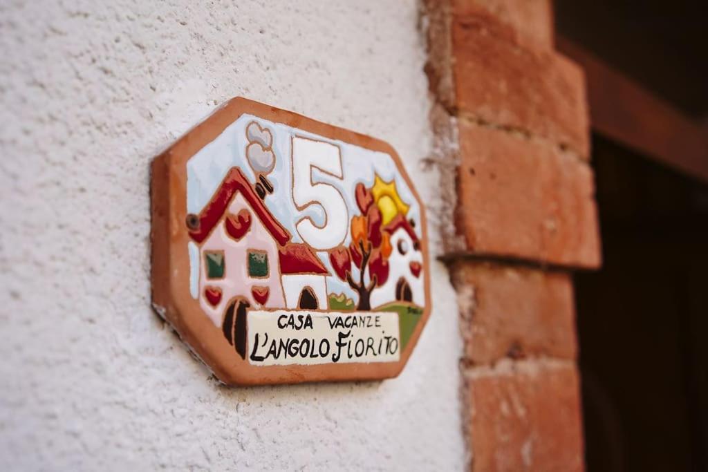 Casa Vacanze L'Angolo Fiorito Bettolle Extérieur photo