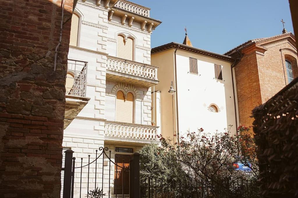 Casa Vacanze L'Angolo Fiorito Bettolle Extérieur photo