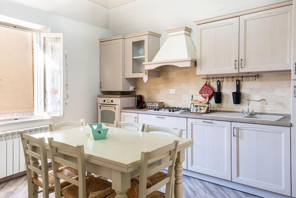 Casa Vacanze L'Angolo Fiorito Bettolle Extérieur photo