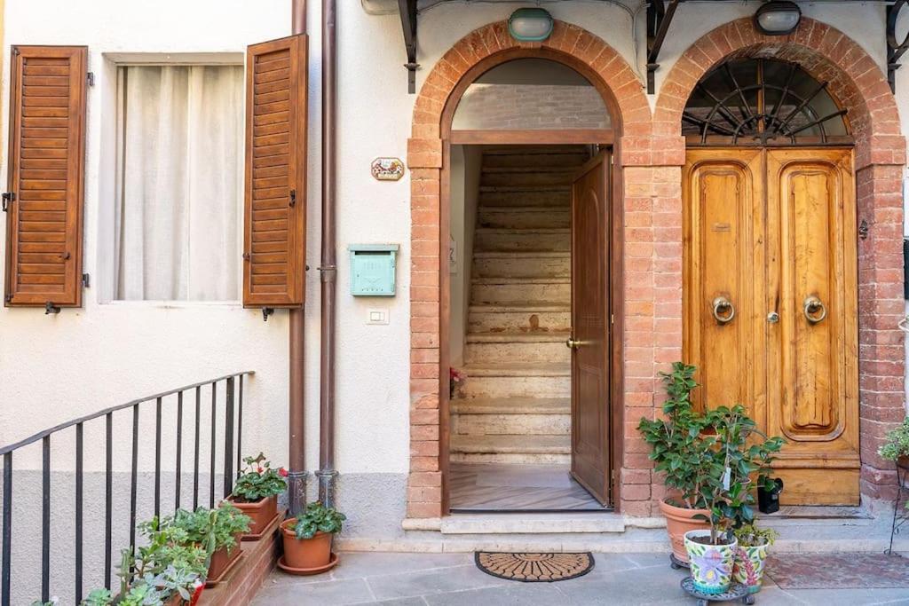 Casa Vacanze L'Angolo Fiorito Bettolle Extérieur photo