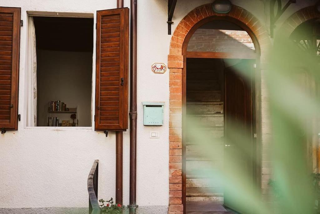 Casa Vacanze L'Angolo Fiorito Bettolle Extérieur photo