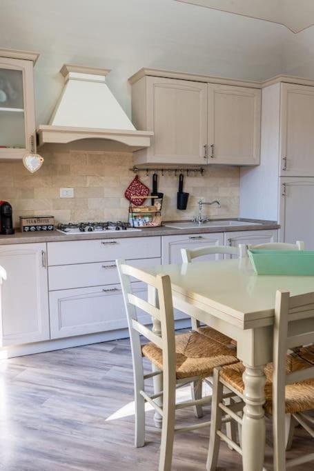 Casa Vacanze L'Angolo Fiorito Bettolle Extérieur photo